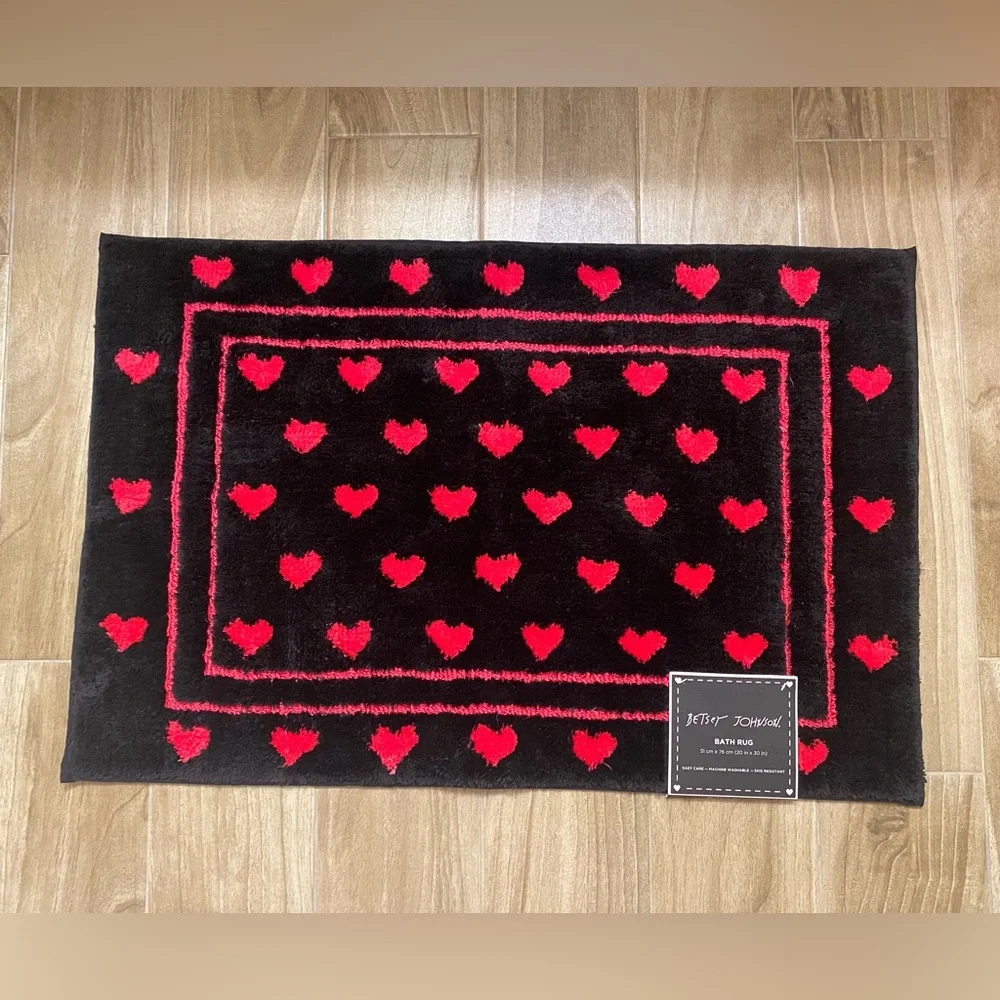 Betsey Johnson ❤️So soft Heart pattern Bath Rug Black/ Pink 20x30”New